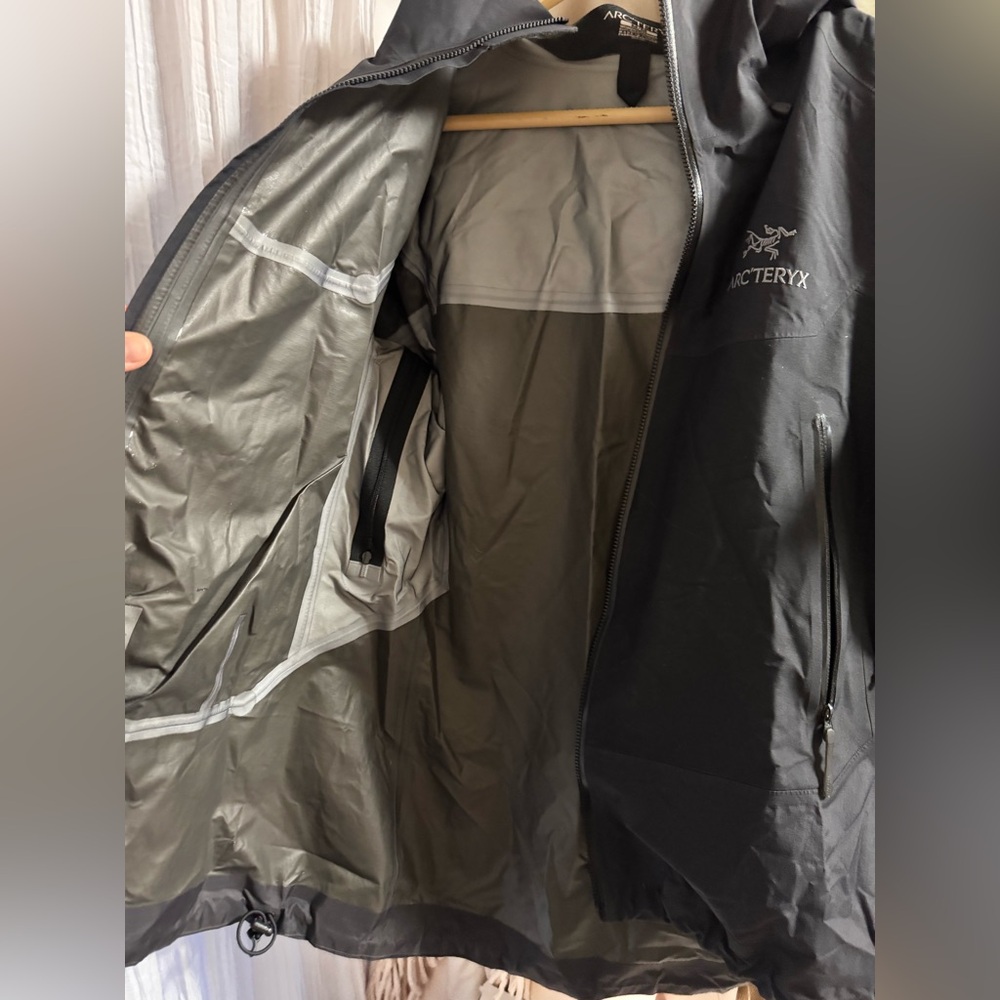 Arc'teryx GORE-TEX Women's Black Jacket - Picture 9 of 10